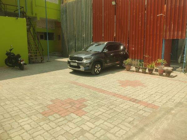 Rental Parking - Sun Light Mens Hostel